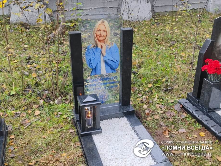 Стеклянный памятник с изображением на прозрачном фоне с гранитной лампадой