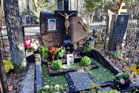 Асимметричная композиция из двух надгробий с общим цветником